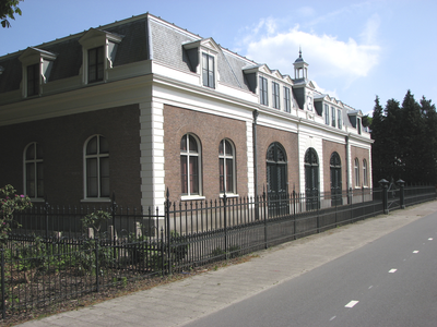 905064 Gezicht op een koetsgebouw behorend bij Paleis Soestdijk (Amsterdamsestraatweg) te Soestdijk (gemeente Baarn).